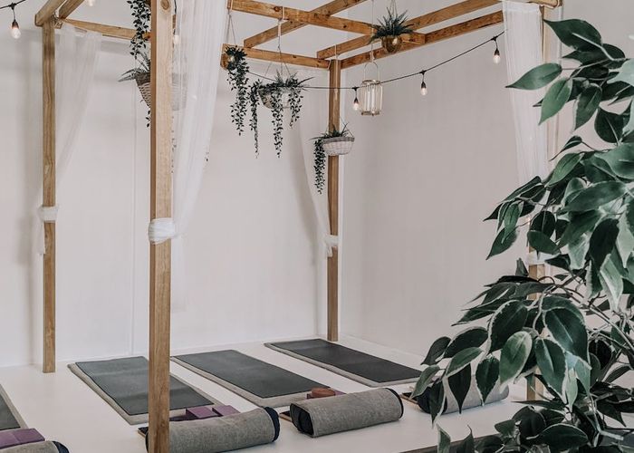 Calm atmosphere in a yoga studio with natural materials.